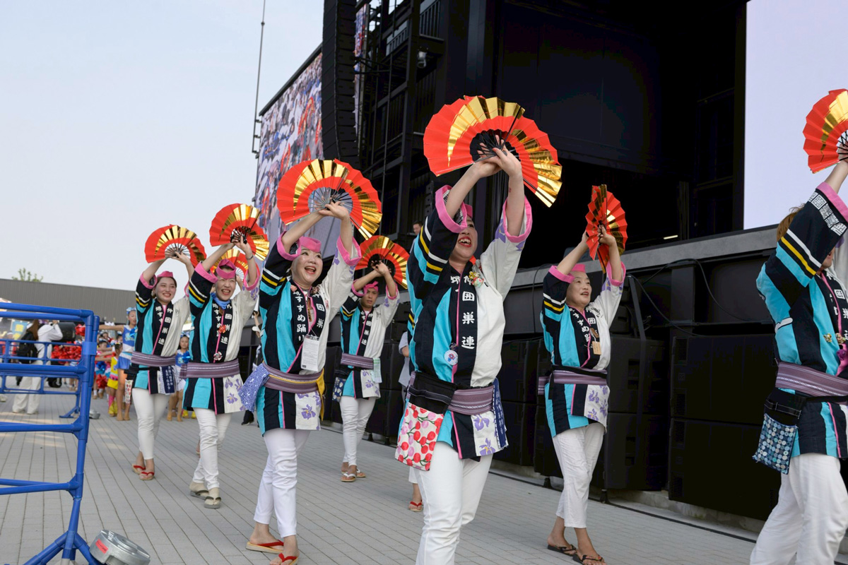 2025大阪万博にてアリーナ前でのすずめ踊り1パレード