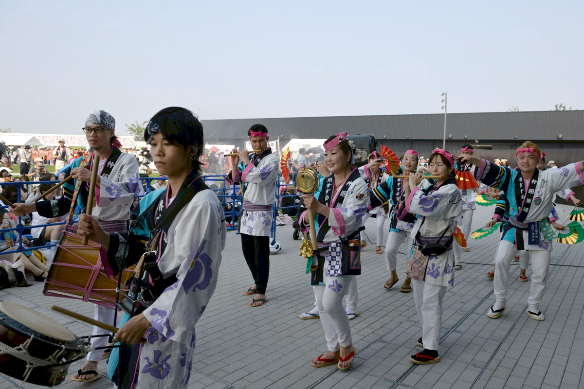 2025大阪万博にてアリーナ前でのすずめ踊り4