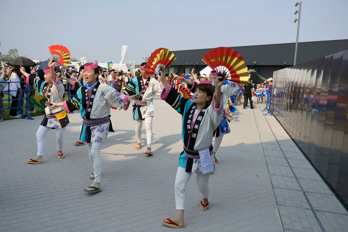 2025大阪万博にてアリーナ前でのすずめ踊り5