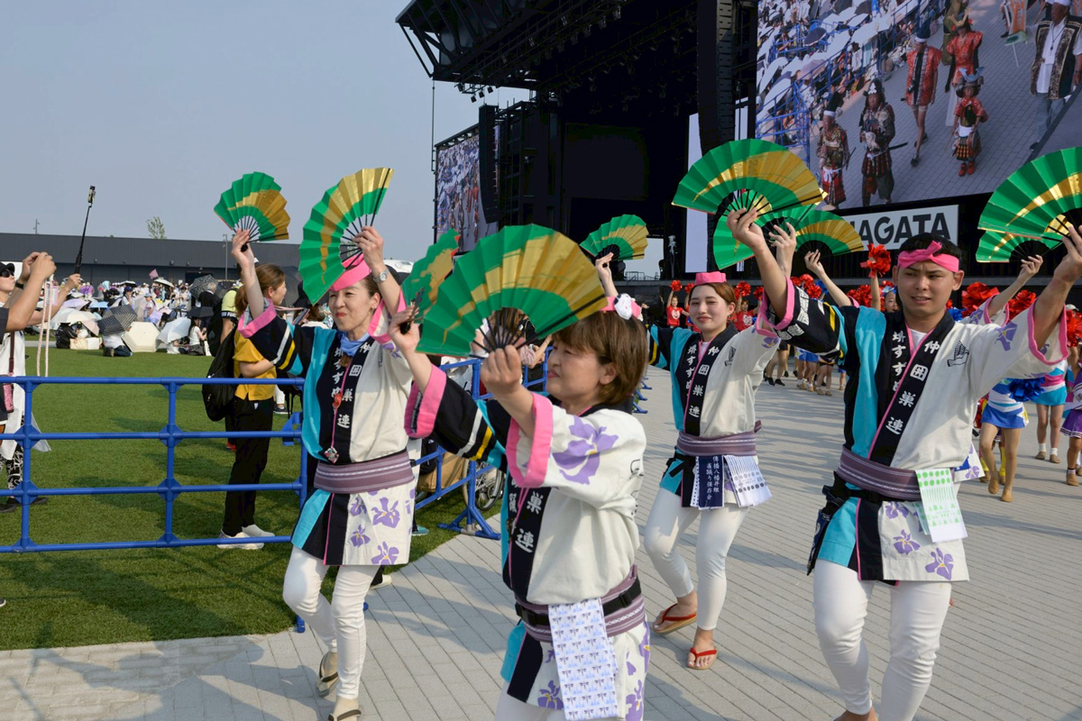 2025大阪万博にてアリーナ前でのすずめ踊り7