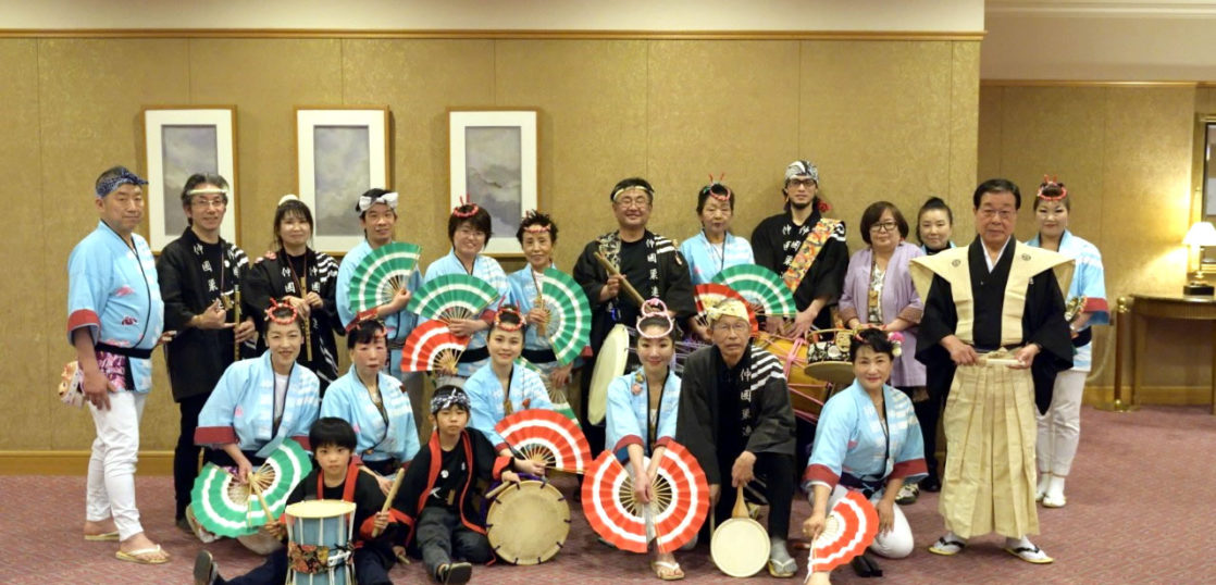堺フェニックスライオンズクラブ結成20周年記念祝宴　すずめ踊り集合写真