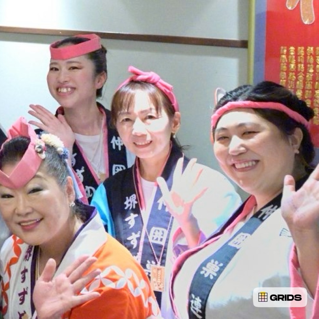 【メンバー紹介　No.23】
篠笛担当、アキさん！
アキさんはいつも笑顔！まさに
仲囲巣連に来るべくして来た人です。

アキさんはピッコロ奏者でもあり、
ピッコロですずめの曲を吹くことも
出来ますが、篠笛の魅力に惹かれ、
今年の2025年ではお囃子の一員として
大いにご活躍されました☺️🌸✨

今年は青葉まつりにも参加され、
ベトナム渡航にも一緒に
行きましたね🌈✨
忍者にもなりました😁🌸
新曲作りのお手伝いもしてくれて、
年末は大笑い。

特にこの1年は
3年くらい過ぎたんじゃないかと
思うくらい濃い年でしたが、
その中でアキさんもたくさん
仲囲巣連での時間を満喫して
頂いたかと思います😇✨

仲囲巣連に来た人は
大人しかった人が次第に
明るくなってくるような感じ
なのですが、アキさんは
明るい人がもっと明るく
なったよーな感じに
なったと思います😁✨

すずめの音色を明るく可愛いく
仕上げてくれるアキさん🌈
仲囲巣連になくてはならない
メンバーのお一人です。

感謝・笑顔・ありがとうございます！

#大阪 #堺市 #伝統芸能 #すずめ踊り #堺すずめ踊り