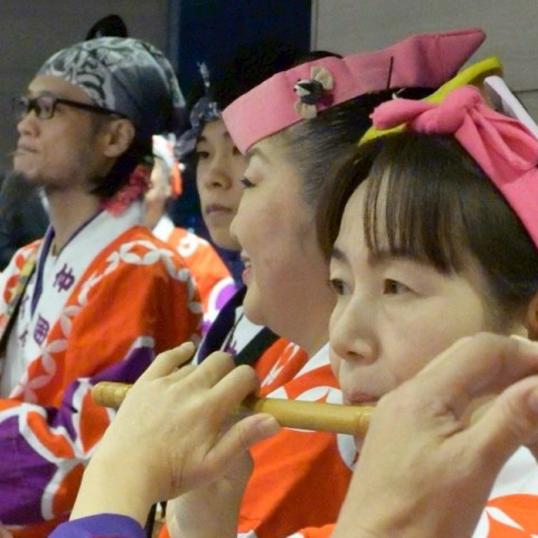 【演舞レポート】
2025.12.23
枚岡神社
お笑い神事

枚岡神社さまでの演舞も
毎年させて頂く形になって参りました🌸
誠に有難う御座います🙇🏻🌈

お笑い神事も、歳を重ねるごとに
参加者が激増しております！
今年は去年より1000人増えて？！
3000人が？メインのお笑い神事で
一斉にワッハッハと20分間
笑い続ける光景は圧巻でした🫢

メンバーのチカさんは枚岡神社さまの
お巫女さんで奉仕活動もしているので
この日は巫女衣装と仲囲巣連の法被と
着替えながらの大活躍😁🌸

お笑いコンテストというものもあって、
今回も仲囲巣連のメンバーは参加し、
アキさんとマリコさんが受賞！
おめでとうございます🌸

演舞では観覧席を設けて下さったので
座ってご覧頂ける方も多く、
我々としては今年最後の演舞を
非常に楽しく披露させて頂くことが
出来ました☺️🌸

また来年も皆様とズバーッと一年
走り抜けられますように、と
願いを込めながら、踊り納めました🌈

感謝！笑顔！ありがとうございます！

#大阪 #堺市 #伝統芸能 #すずめ踊り #堺すずめ踊り