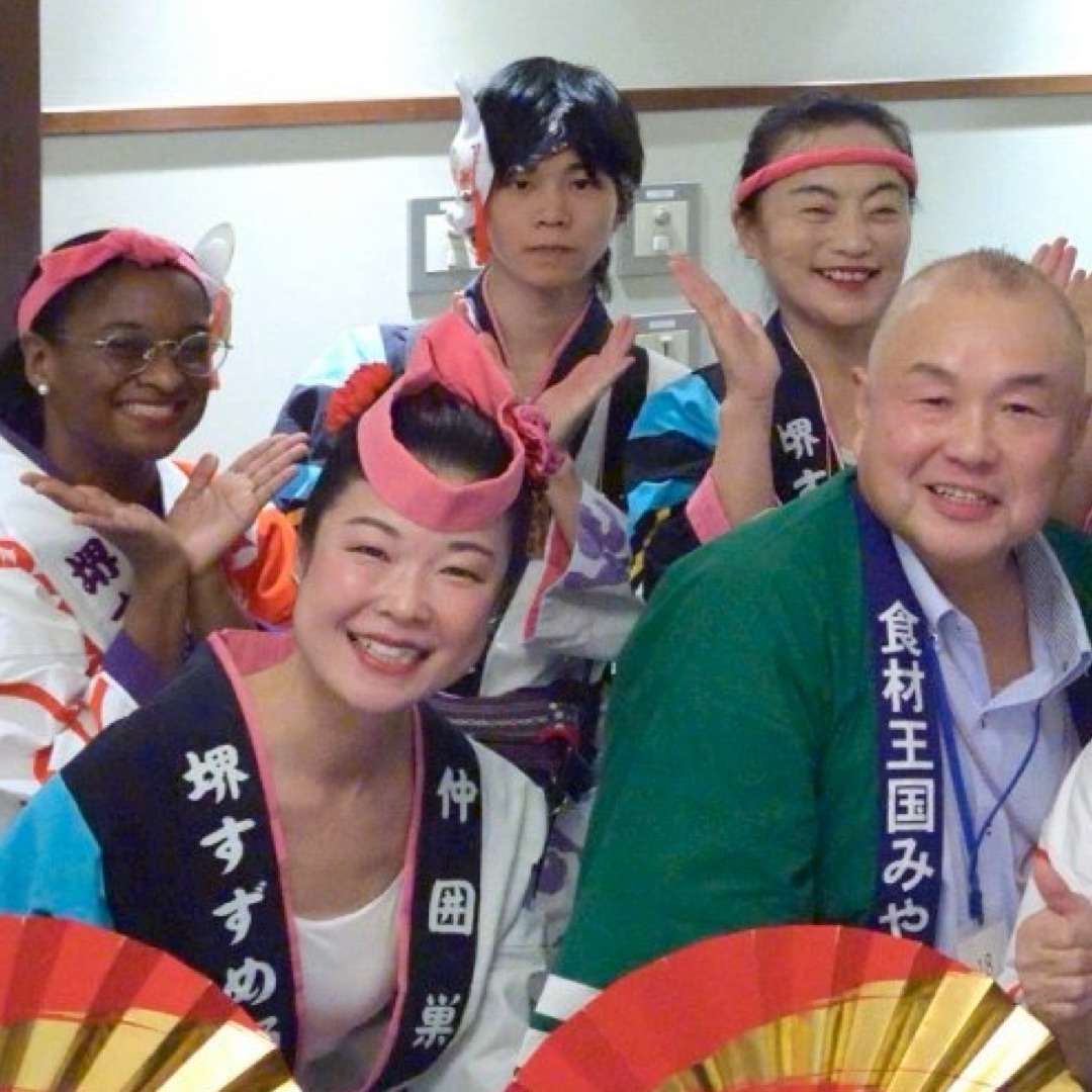 【演舞レポート】
2025.11.16
堺市役所
第11回　堺区ボランティアまつり

この日は堺市役所内のステージで
演舞をさせて頂きました！
今回は堺すずめ踊りの祭連も勢揃い！

今回の曲順はいつもと
ちょっと趣向を変えて、
新曲多めでチャレンジしました🌈

反響が強い部屋の中で踊ったお陰で
掛け声がすごい響いて気持ちよかったです！

感謝！笑顔！ありがとうございます！

#大阪 #堺市 #伝統芸能 #すずめ踊り #堺すずめ踊り