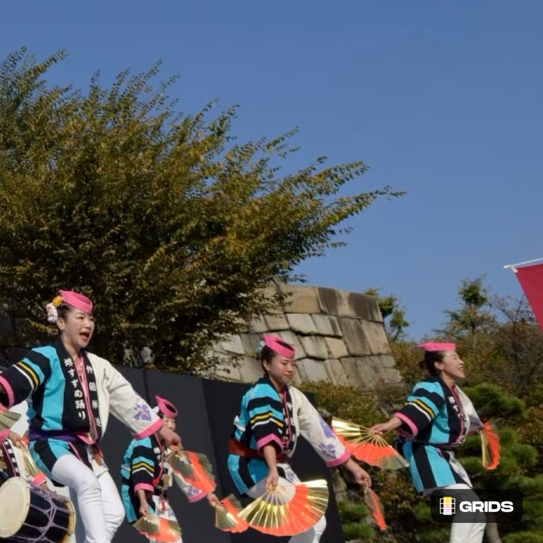 【演舞レポート】
2026.1.18
奈良ロイヤルホテル
新春　清樹会初舞の宴

新年の踊り始めは奈良で！
早速大阪を飛び越えて
奈良ロイヤルホテルまで
お招き頂きました。
誠に有難う御座います。

日本舞踊のご発表の中で
すずめ踊りを踊るという
型破りな披露も、扇流家元の
@ougi_ryu 扇 梅房さまの
ご贔屓により今回で2度目🥹🌸

扇 梅房さまが馬の被り物で
登場し、飴ちゃんを配るという
ユーモアな開会のご挨拶は、
EXPO 2025開催中にご企画された
@first_friday_japan_expo2025 の
一大イベントを運営された時の
気迫ともまた違うオーラで
参加者を楽しませておられました🌈✨

投稿者のヤドが普段
日本舞踊の世界と
触れ合う機会は無いので、
こういったご縁を頂ける
扇 梅房さまや仲囲巣連自体には
非常に感謝しています😇✨

今年のキメポーズに入れさせて
頂こうと思ったお扇子の
持ち方があったりと、
お扇子の使い方もすずめ踊りとは
違うだけに、大変勉強になりました！

感謝！笑顔！ありがとうございます！

#大阪 #堺市 #伝統芸能 #すずめ踊り #堺すずめ踊り