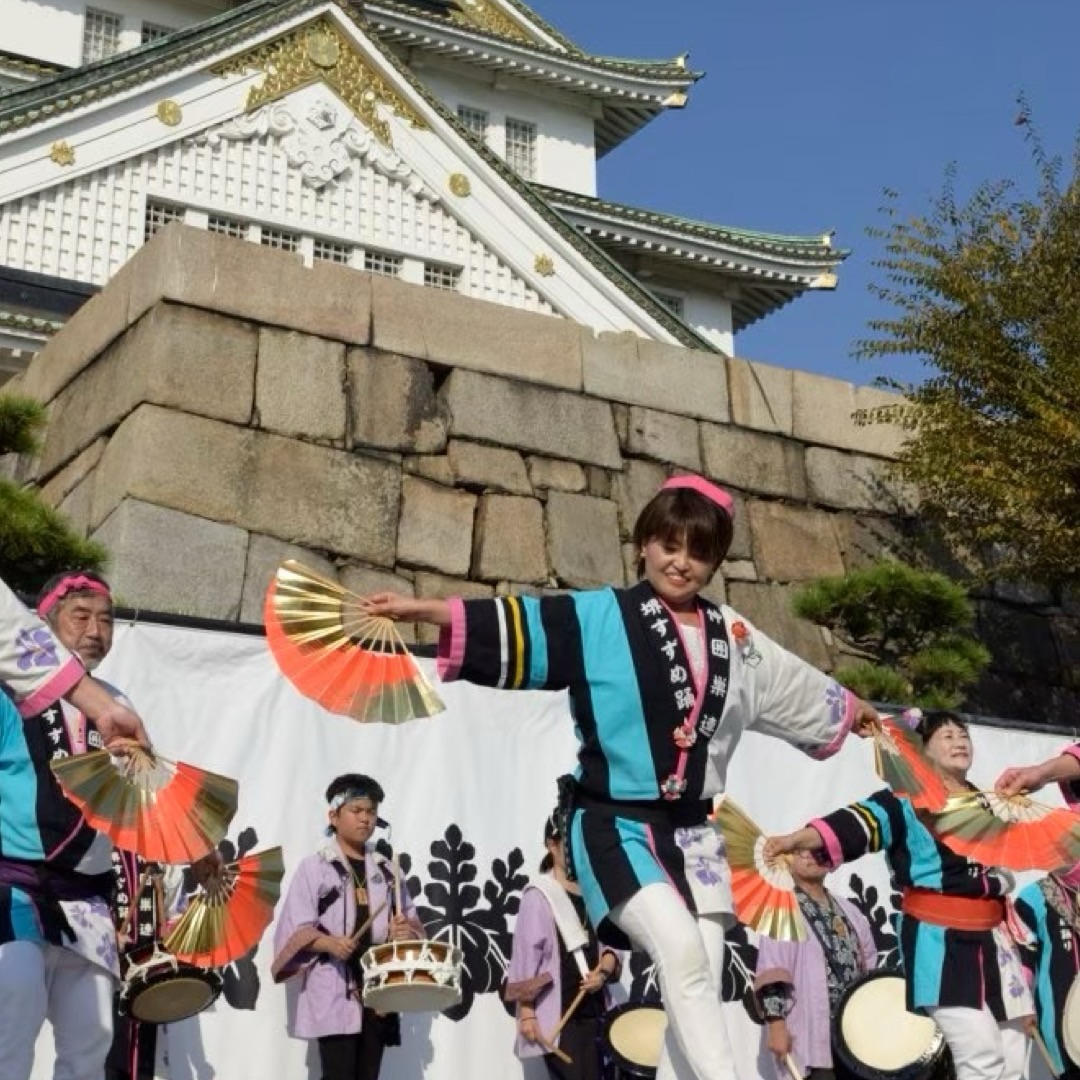 【練習日記】
年を重ねる毎に、お囃子の様子が
目に見えて変化して行っています。

今年は締め太鼓で、未経験から特訓中の
@nkhr44 シンさんと、
このインスタからご応募頂いた
篠笛として加入希望の
@junko.maekawa.9 光也妃(みやび)さん。

シンさんは徐々にリズムを覚えて
来だしていて良い感じです🌸先日は
Myバチも購入！やる気まんまんです😁🌸

光也妃さんは、Google AIで
「光也妃 三味線」と検索すると
めっちゃ詳しく経歴が出てくるくらい
ベテランの津軽三味線奏者&民謡歌手。
篠笛をこれから習うので、
披露のチャレンジが出来る場を
という事で仲囲巣連に来て頂きました🥹✨
津軽三味線でもすずめ踊りやってみたい！🤩

お囃子の現行メンバーも
良い刺激になっています🌸
相互作用で、仲囲巣連全体が今年も
レベルアップしていけるよう
がんばります☺️🌸🌸

感謝！笑顔！ありがとうございます！

#大阪 #堺市 #伝統芸能 #すずめ踊り #堺すずめ踊り